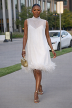 Arabella | Mouwloze midi jurk veren zoom elegant